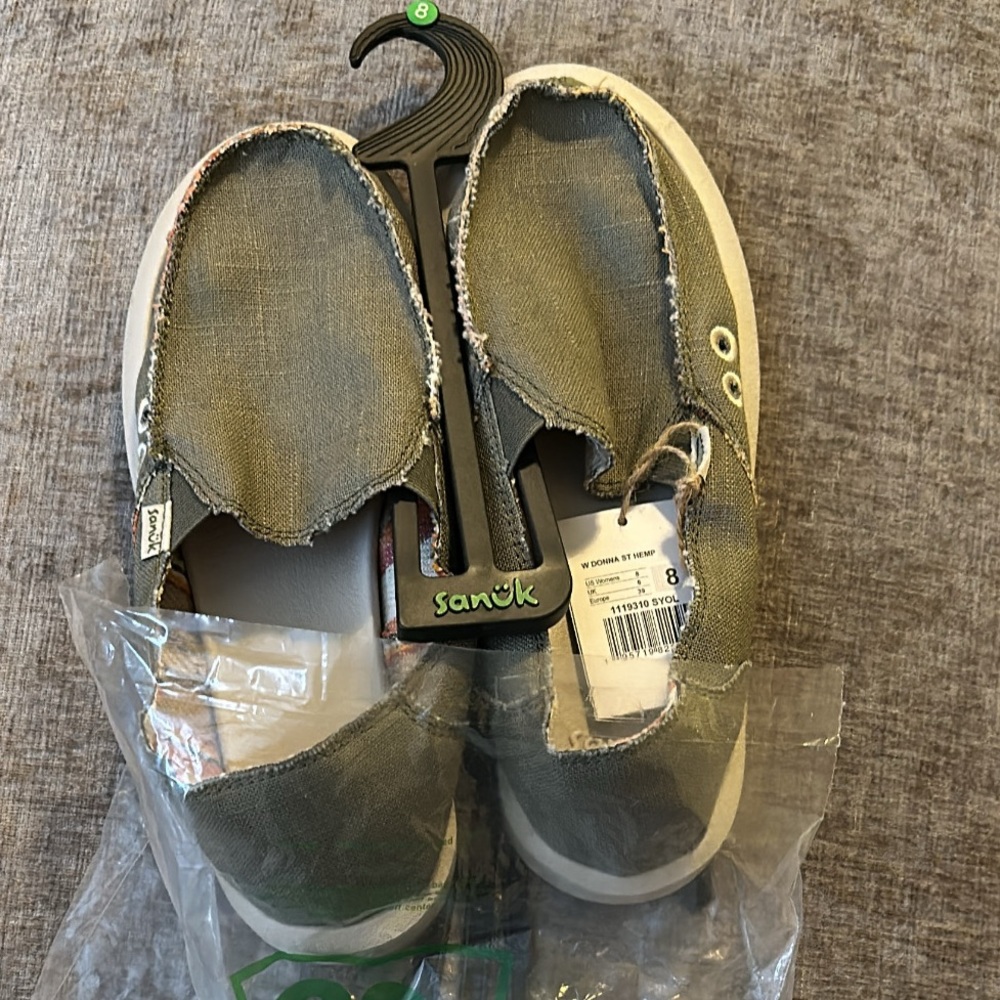 Women’s olive green sanuk